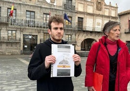 Gabriel Truchero, concejal socialista, junto a la felicitación de Alberto Amigo