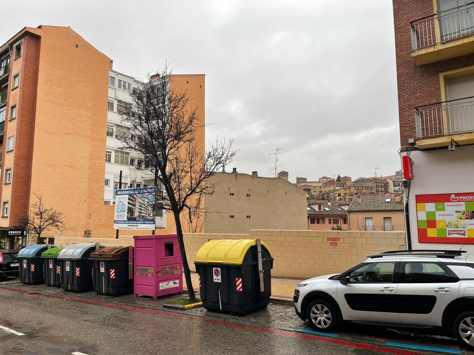 Parcela entre el paseo Ezequiel González y la calle Santo Domingo de Silos donde se anuncia una nueva promoción de viviendas.