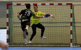 Yeray Lamariano, durante un partido del Balonmano Nava.