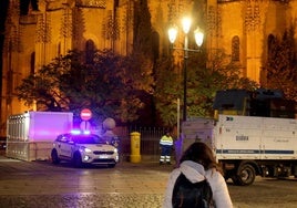 Vehículo de la Policía Local en una calle vacía durante los preparativos de la Tardebuena.