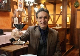 El músico José Luis Gutiérrez brinda con un tinto en el restaurante Ángela.