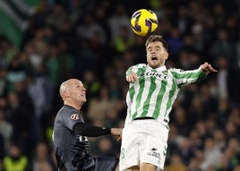 Lo Celso (derecha) salta junto a Isi Palazón durante el último Betis-Rayo Vallecano.