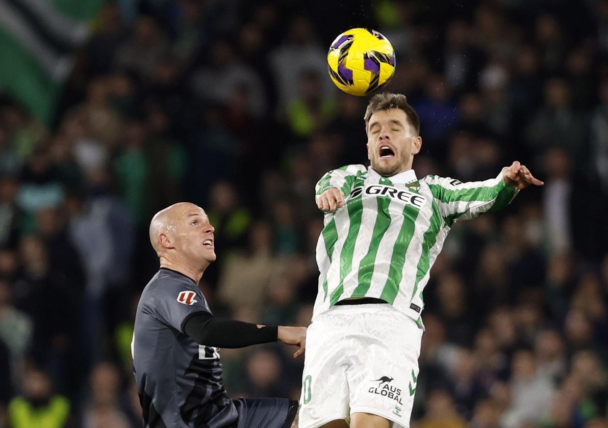 Lo Celso (derecha) salta junto a Isi Palazón durante el último Betis-Rayo Vallecano.