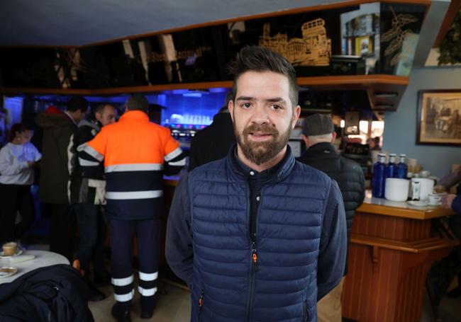 Adrián Morales, camarero del Café Ideal Nacional, en la Plaza Mayor
