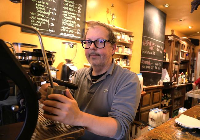 El barista, tostador de café y hostelero Juanjo Rodríguez en su cafetería Nuberu