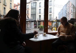 Dos clientes disfrutan de un café con leche en el Café Ideal Nacional