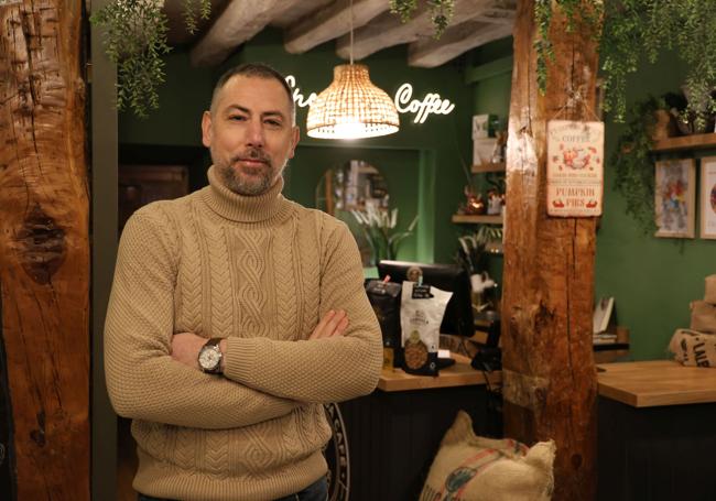 Pablo Moreno en su tienda de cafés de selección La Hacienda Café
