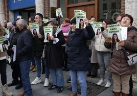 Concentración de los familiares de Esther López en las puertas del juzgado en la última vista celebrada el pasado 20 de diciembre.