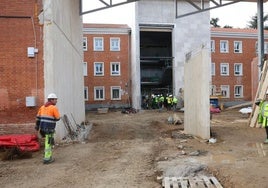 Nuevo acceso a la Escuela de Enfermería, que se está habilitando en el ala norte hacia la calle Jardines.