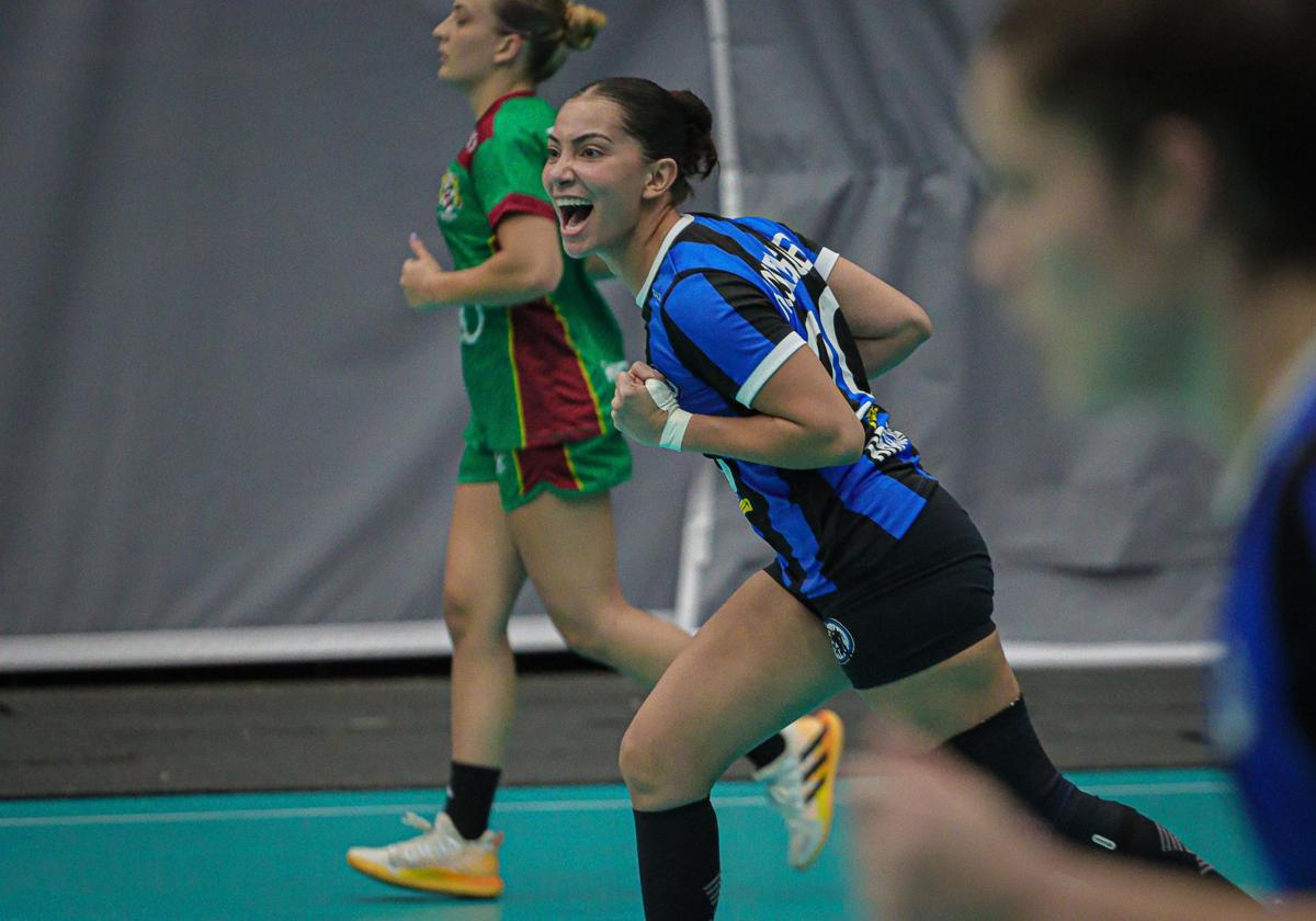 Maryanna Rodrigues celebra un gol con su último equipo.