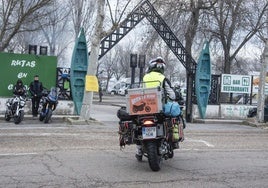 Un motorista en la entrada de un alojamiento rural de la provincia.