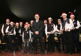 Los miembros de la banda de música, durante el concierto.