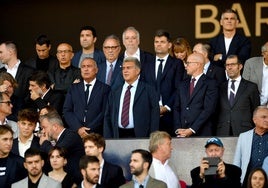 Fenaert, con Laporta a su derecha y David Espinar a su izquierda, en el palco de Montjuic.