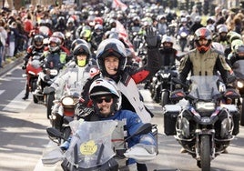 El desfile de banderas llega a la Acera de Recoletos por el Paseo de Zorrilla.