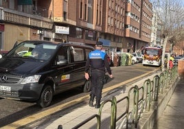 Servicios forenses, Policía y bomberos, en la calle del suceso.