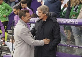 Cocca saluda a Pellegrini antes del partido.