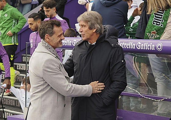 Cocca saluda a Pellegrini antes del partido.