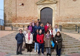 Participantes en el Recorrido Anecdótico en las escaleras de la iglesia de San Pelayo