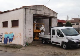 Operarios retiran la cubierta de fibrocemento en Cuéllar.