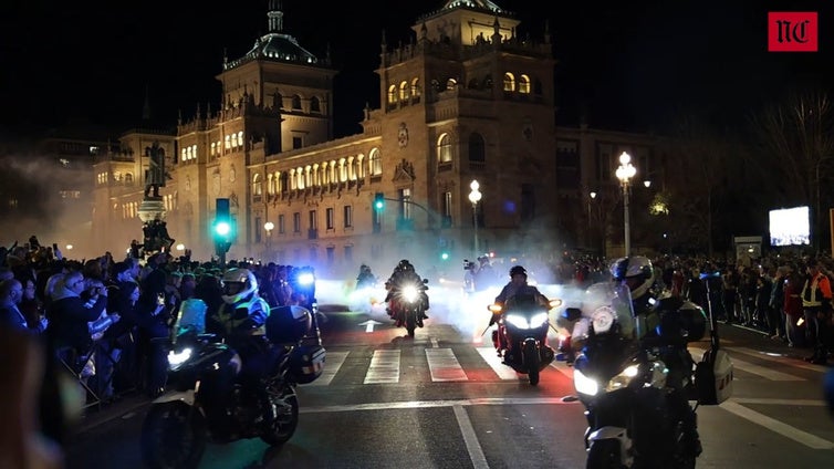 Centenares de moteros recorren Valladolid en el emotivo desfile de antorchas