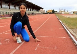 Khadija Bouzid, ganadora de la San Silvestre de Segovia, en las pistas de atletismo.