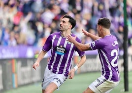 Kike Pérez celebra el tanto de la victoria junto a Lucas Rosa.