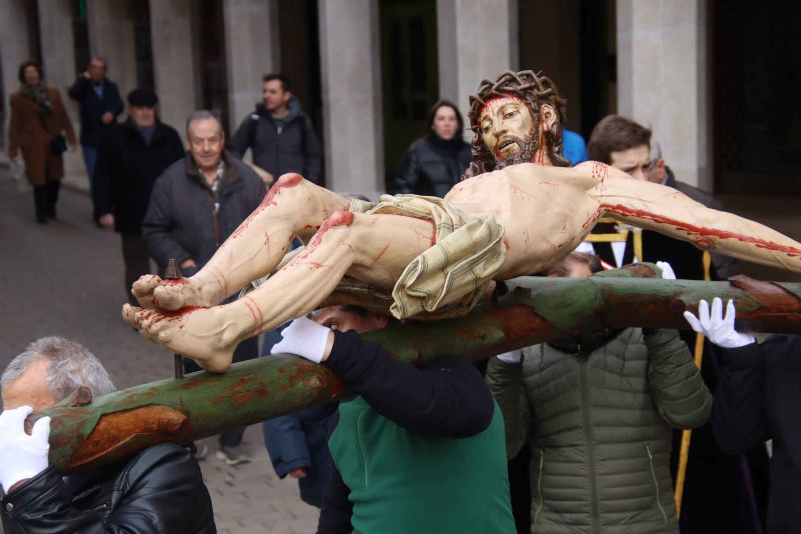 Rioseco sorprende en enero con la procesión a hombros de un crucificado