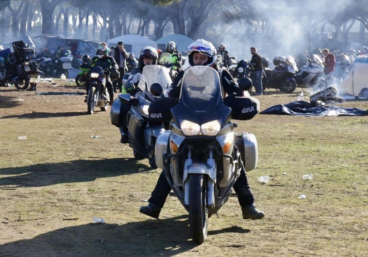 Las motos abandonan el recinto tras la clausura de Pingüinos.