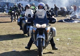 Las motos abandonan el recinto tras la clausura de Pingüinos.