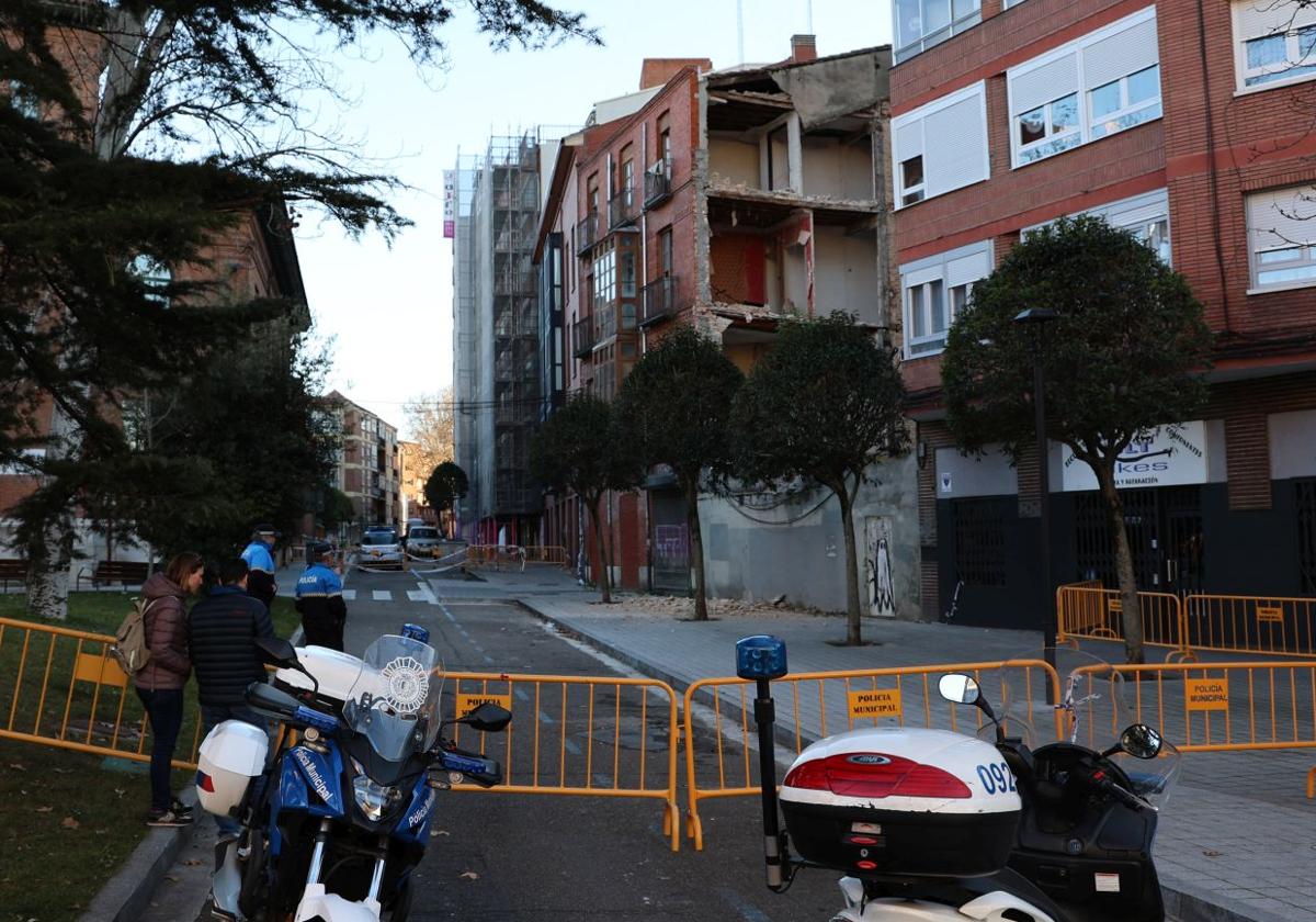 El riesgo de derrumbe de un edificio obliga a cortar la calle Puente Mayor