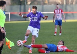 Mikel, autor del gol del Becerril y omnipresente en el partido, en una acción ante un rival del Bembibre.