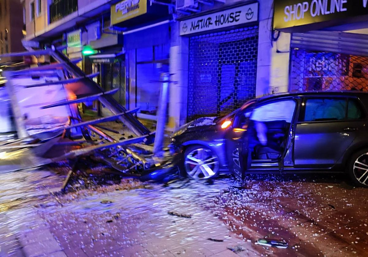 Arrolla una marquesina en Valladolid y destroza el escaparate de una tienda