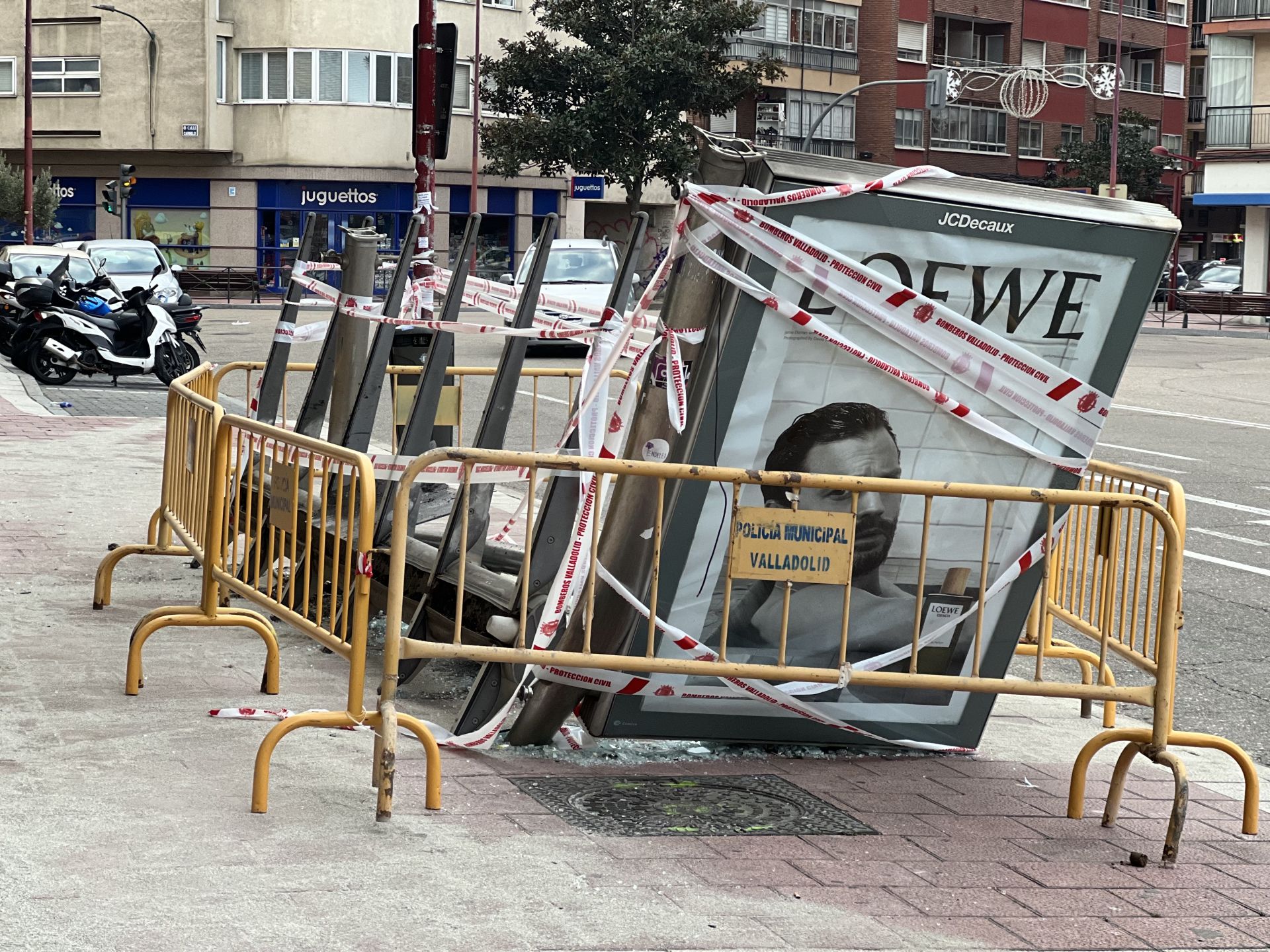 Aspecto que presentaba, ya de día, la marquesina destrozada.