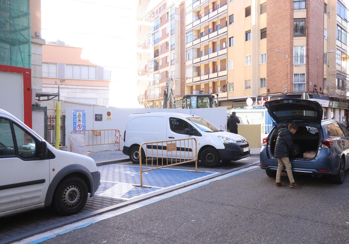 Obras en la calle Felipe II, una de las vías afectadas por el apagón.