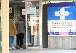 Entrada de pacientes en el Centro de Salud del Barrio España.