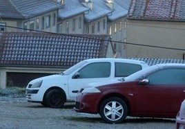 Coches helados en un pueblo de Segovia este lunes.