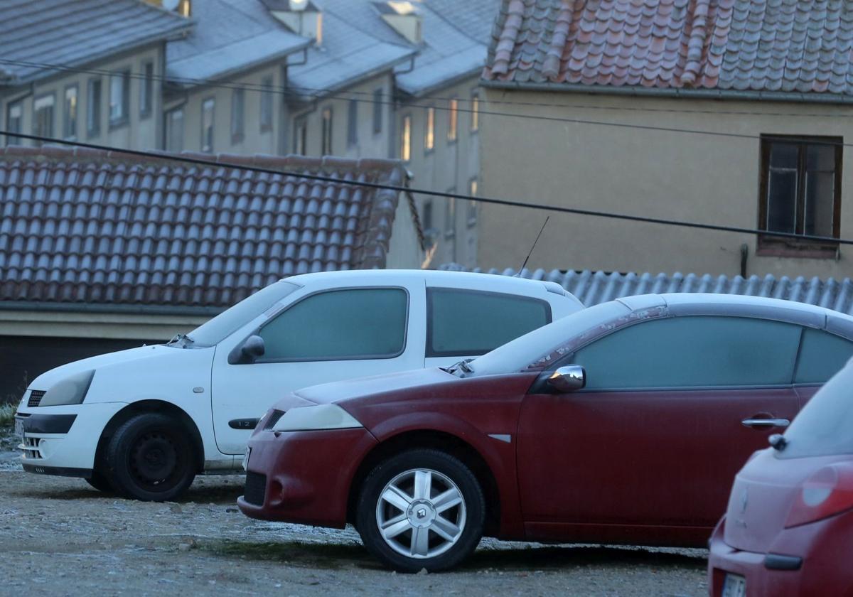 Coches helados en un pueblo de Segovia este lunes.