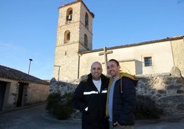 José María López y Mario Calvo, delante de la iglesia de Basardilla.