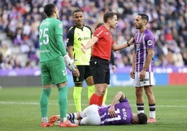 Anuar, junto a Moro, que se duele de un golpe, el pasado sábado en Zorrilla.