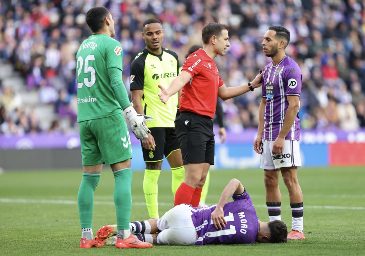 Anuar, junto a Moro, que se duele de un golpe, el pasado sábado en Zorrilla.