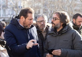 Óscar Puente habla con Álvaro Fernández Heredia durante la presentación de Biki en la Plaza de Zorrilla.