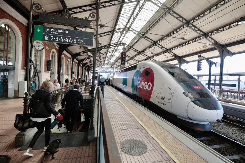 Un tren de Ouigo en la estación de Valladolid Campo Grande.