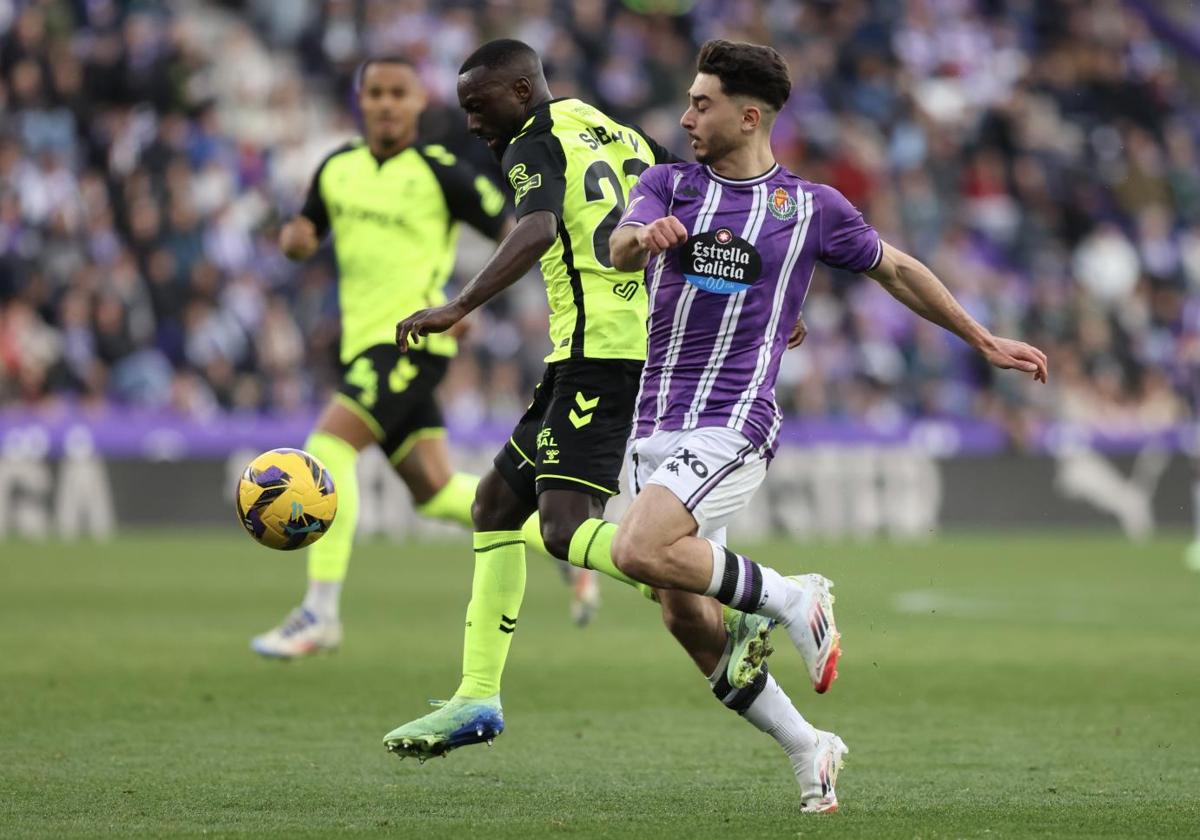 Raúl Moro avanza ante Sabaly durante el último Real Valladolid-Betis