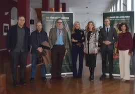 Óscar Blanco, a la izquierda, y Joaquín Reyes, tercero, junto a los colaboradores del Foro de la Cultura.