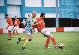 Peredo defiende un balón con la camiseta del Arosa.