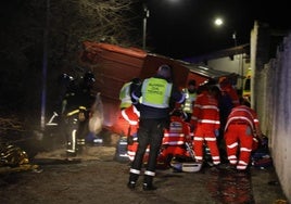 Los sanitarios desplazados atienden en el lugar a uno de los bomberos heridos.