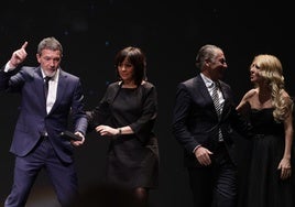 Antonio Banderas, tras recibir el premio junto a dos miembros de su equipo, y Cayetana Guillén Cuervo