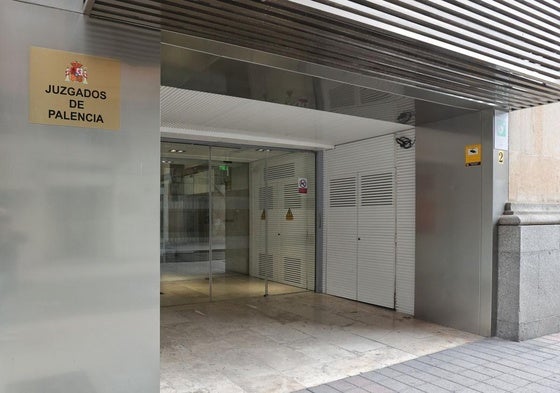 Entrada a la sede judicial ubicada en el antiguo edificio del Banco de España.