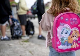 Una niña espera al autobús del colegio, en una imagen de archivo.