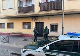 Dos agentes de la Guardia Civil, frente al inmueble donde han ocurrido los hechos.